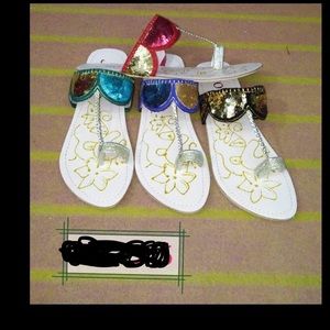 Sequenced flat sandals